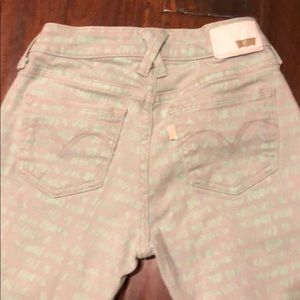 Women Levi’s graffiti gray & teal jegging size 26